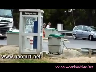 Женщина эксгибиционистка мастурбирует и показывает писю на улице